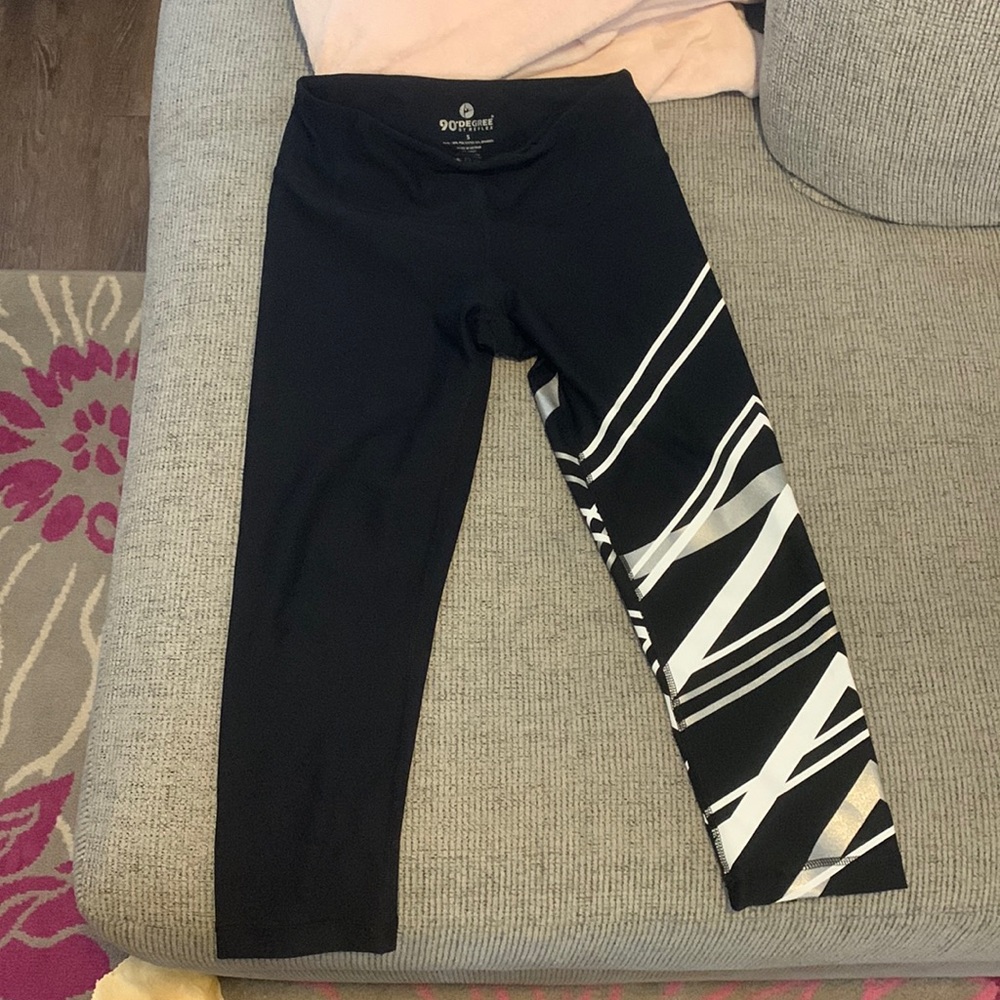 Women’s capri leggings, size small!